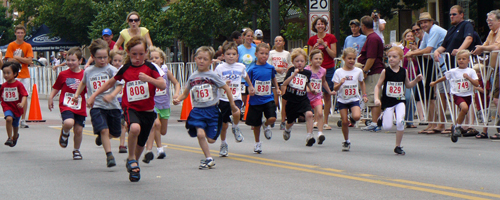 Photo of the kids race fromthe Mass Street Mile on July 4, 2010.